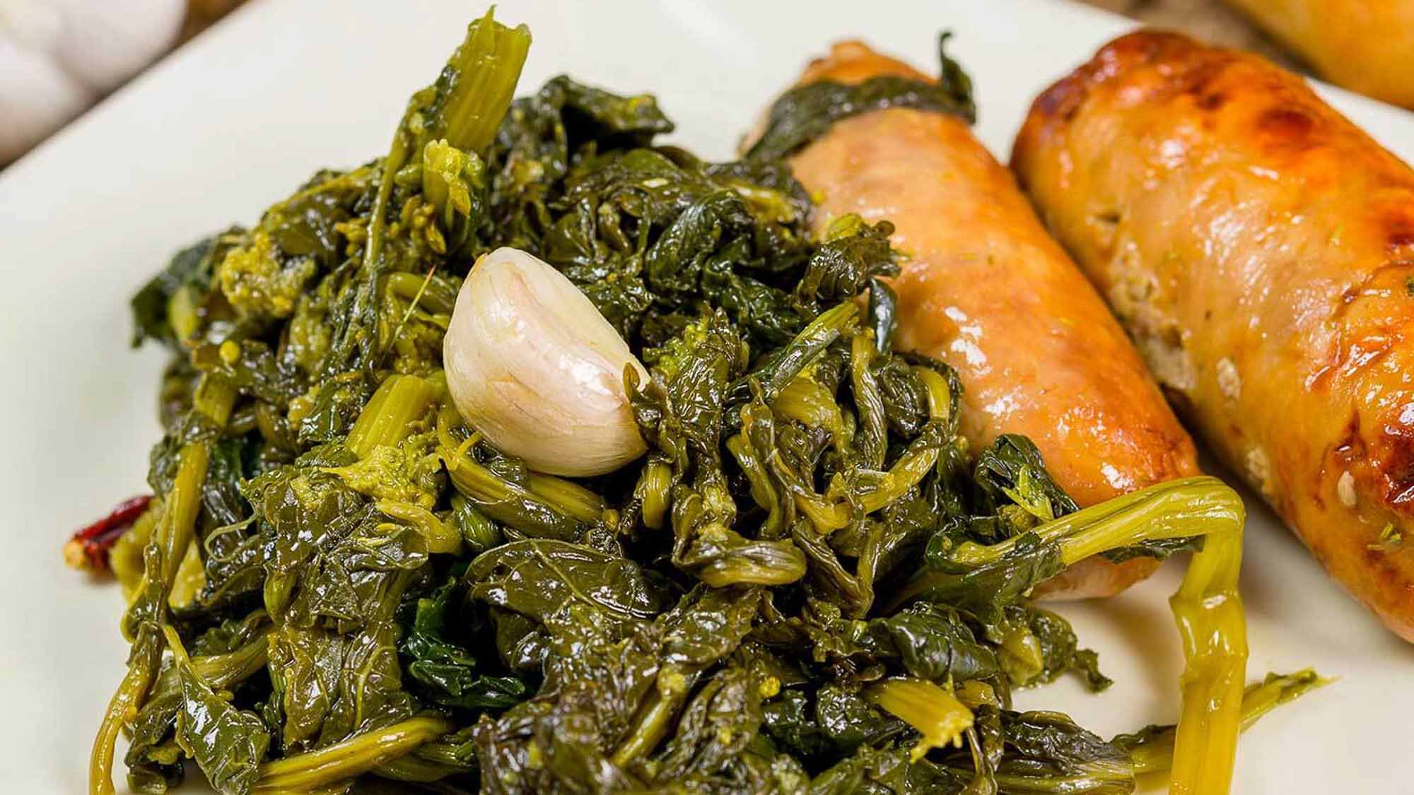 piatti tipici napoletani - salsiccia e friarielli
